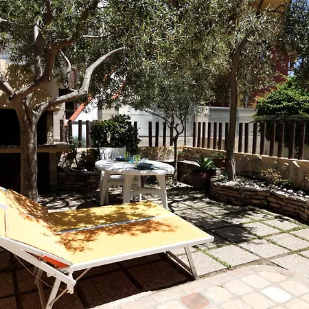 Simiri Caposchiera Con Cortile E Bbq ヴィッラシミーウス